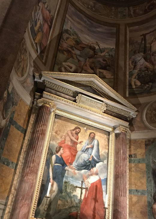 Die Kirche enthält neben einer Fülle von Grabmälern und Gedenktafeln Fresken von Giovanni Francesco Grimaldi, Altarbilder von Carlo Saraceni, Francesco Salviati und Giulio Romano und Skulpturen von François Duquesnoy.