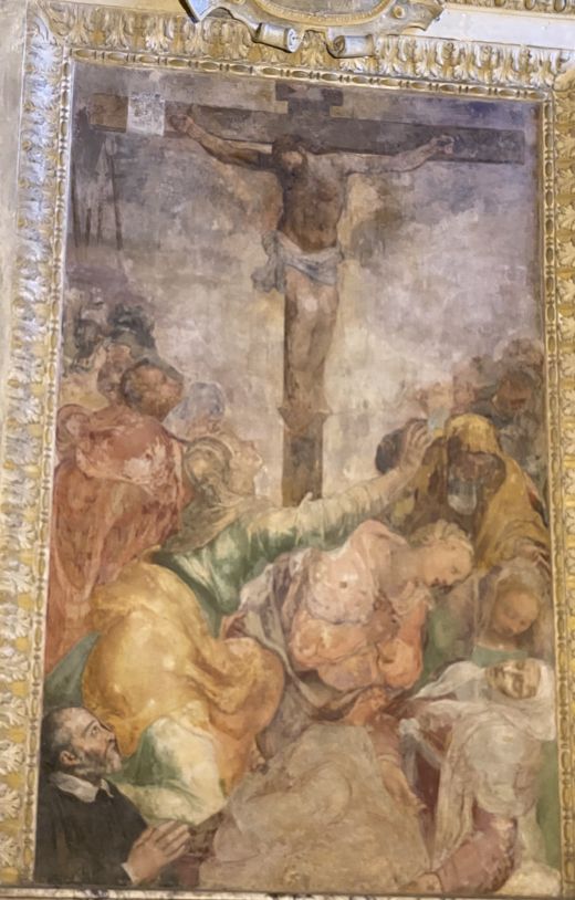 die Fresken im Inneren der Kirche stammen von Taddeo Zuccari, Niccolò Circignani. 