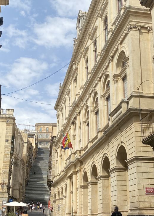 Caltagirone, Stadt des Val di Noto in Süd-Sizilien, UNESCO-Weltkulturerbe, hat ein historisches Zentrum der Stadt, das einige religiöse und zivile Gebäude mit prächtiger Architektur im spätsizilianischen Barockstil umfasst.