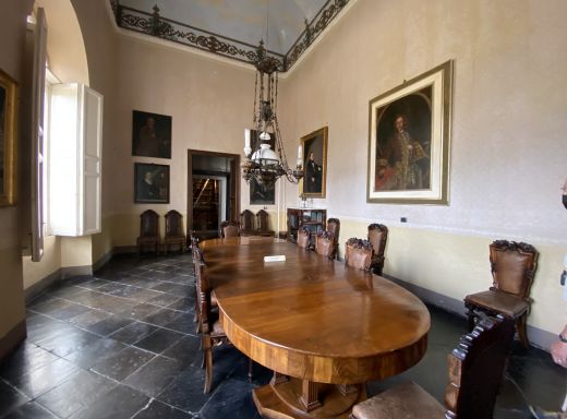 Donnafugata ist in erster Linie ein Schloss, oder besser gesagt ein Bauernhof, der zu einem Schloss geworden ist: ein Bezugspunkt für die Familie, die dort ihre Sommerferien verbrachte und für die große Gruppe von Menschen, für die es Zuhause, Arbeit, Leben war.