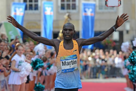 Landsmann Martin Cheruiyot mit 2:11:21 Stunden auf den zweiten Platz